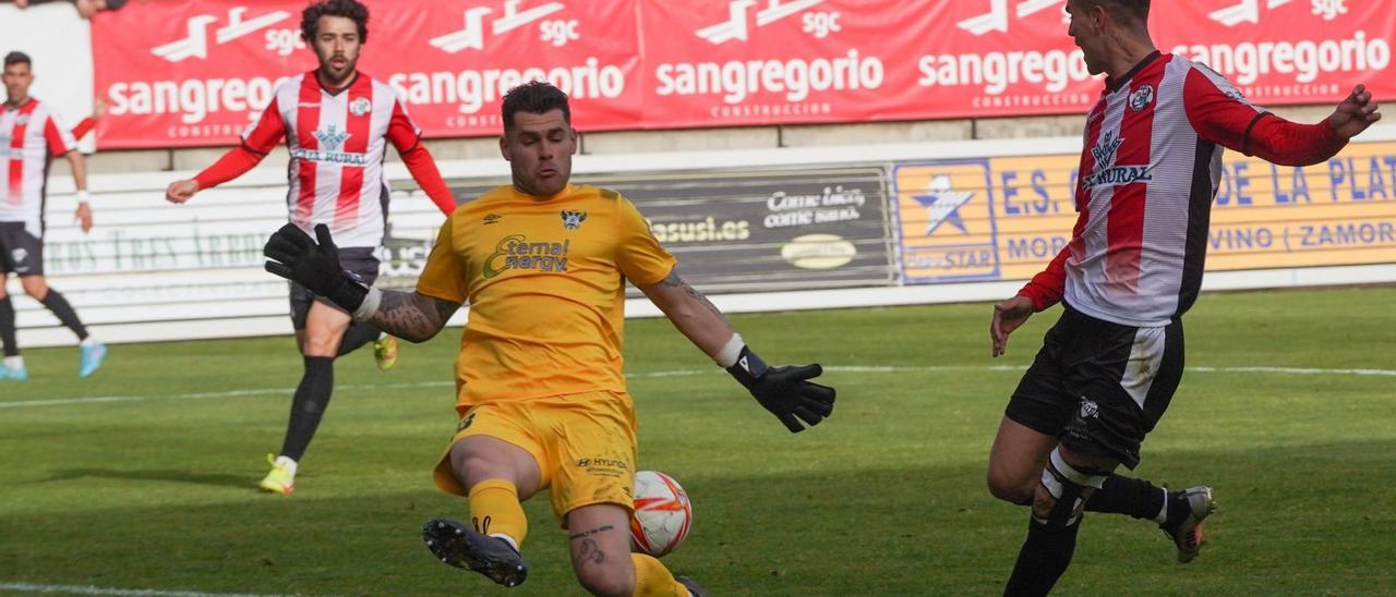 Dieguito marca el gol del empate del Zamora CF. / José Luis Fernández