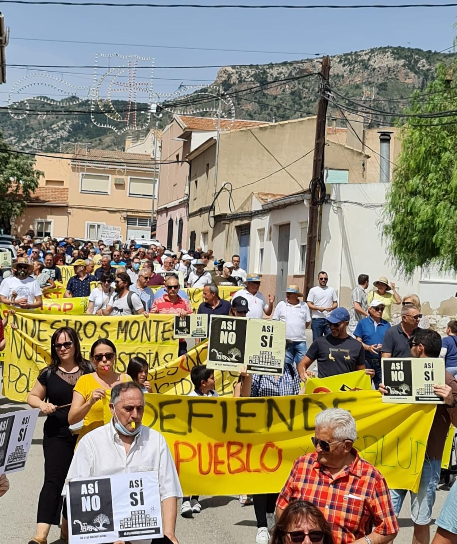 Vecinos del Medio Vinalopó se manifestaron el domingo en Salinas en las vísperas de las fiestas de Moros y Cristianos.