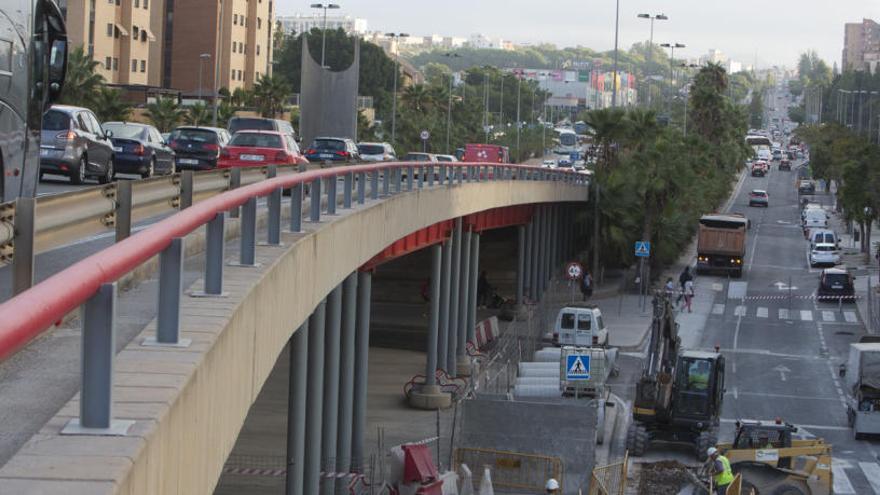Las obras bajo el Puente Rojo obligan a los vecinos del PAU 1 a tomar la Gran Vía. En la imagen, atascos ayer por la mañana.