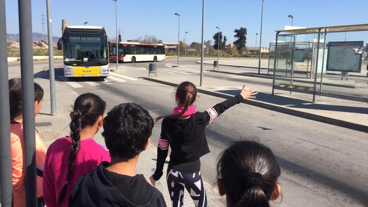 'Puja al bus' enseña a los niños y niñas a ir en transporte público.