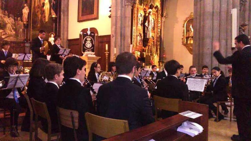 La Banda Unión Musical del Principado, en la iglesia de Santo Tomás.