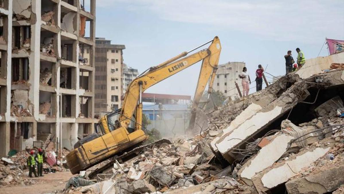 Tareas de desescombro en La Guaira en un edificio derrumbado por los terremotos del 24 de junio.