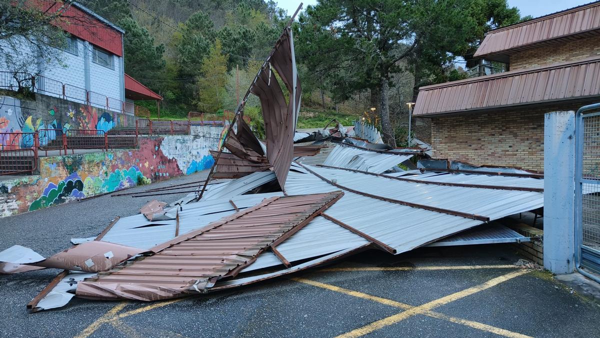 Planchas que volaron en el instituto María Soliño en Cangas.