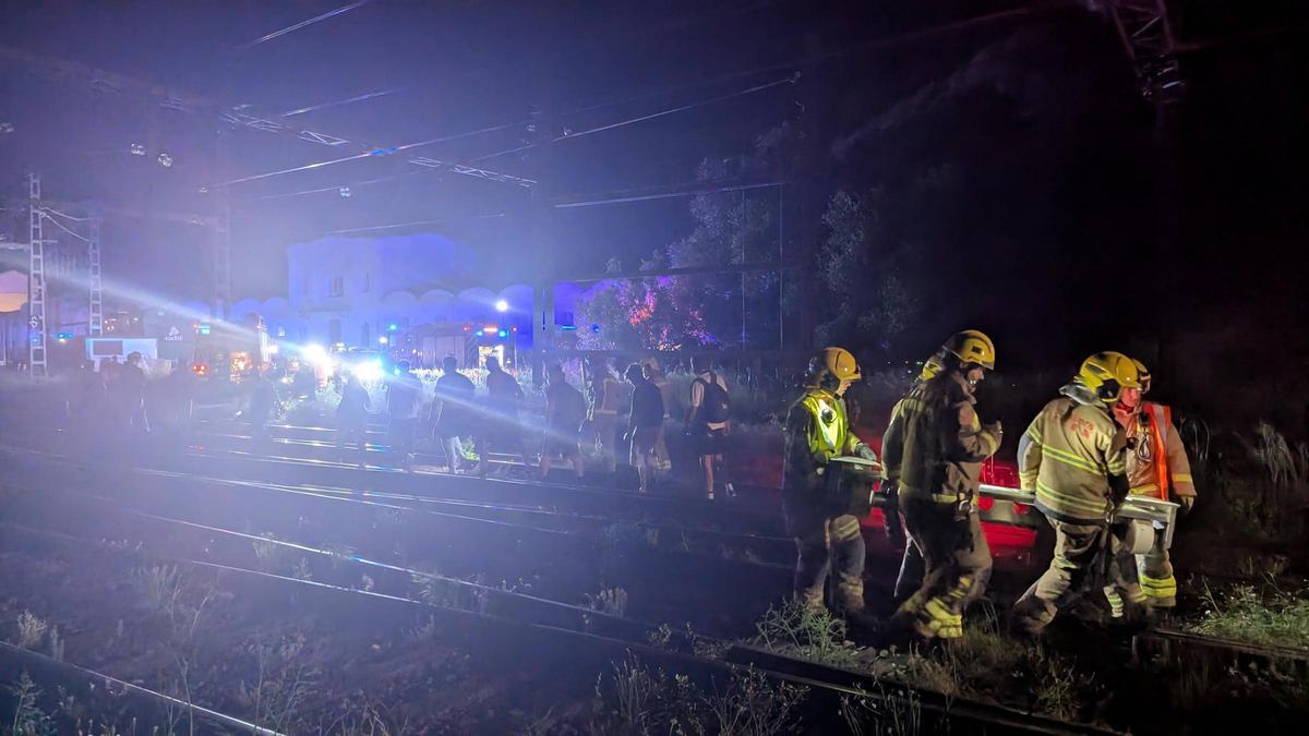 Els Bombers fent operació de rescat.