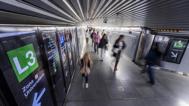 El passadís que uneix l’L1 i l’L3 a l’estació de metro de Catalunya, a Barcelona.