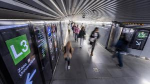 El pasillo que une la L1 y la L3 en la estación de metro de Catalunya, en Barcelona.