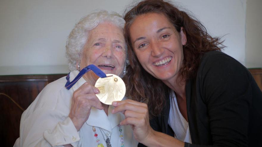 Encarnación Hernández con Laia Palau, una de las mejores jugadoras españolas de todos los tiempos.