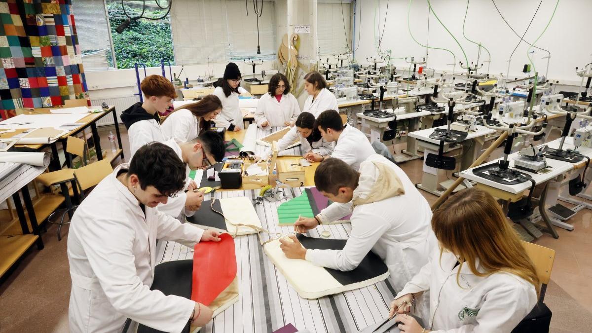 Alumnado del CIFP Manuel Antonio del Grado de Tapicería y Cortinaje el curso pasado.