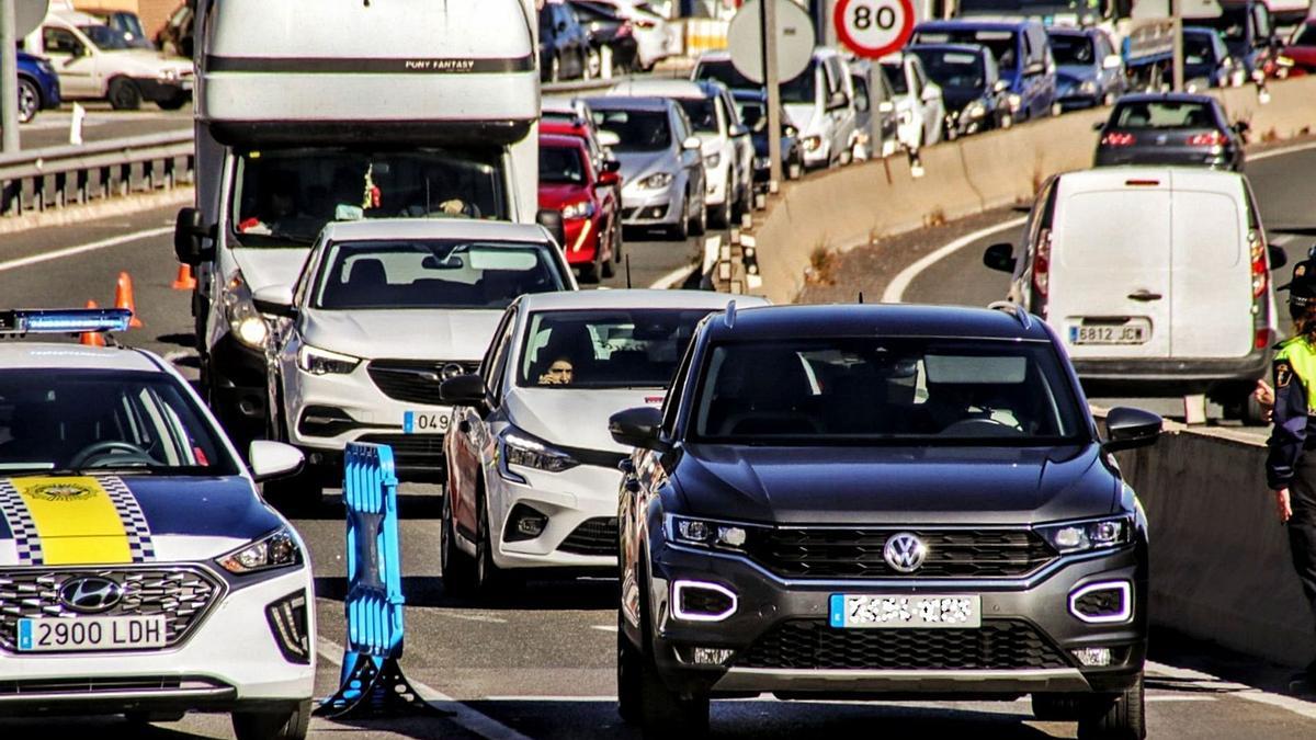 Control realizado en Alcoy durante las dos semanas en que esta localidad permaneció cerrada perimetralmente. | JUANI RUZ