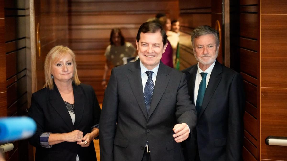 Leticia García, Alfonso Fernández Mañueco tras su investidura y Francisco Vázquez.