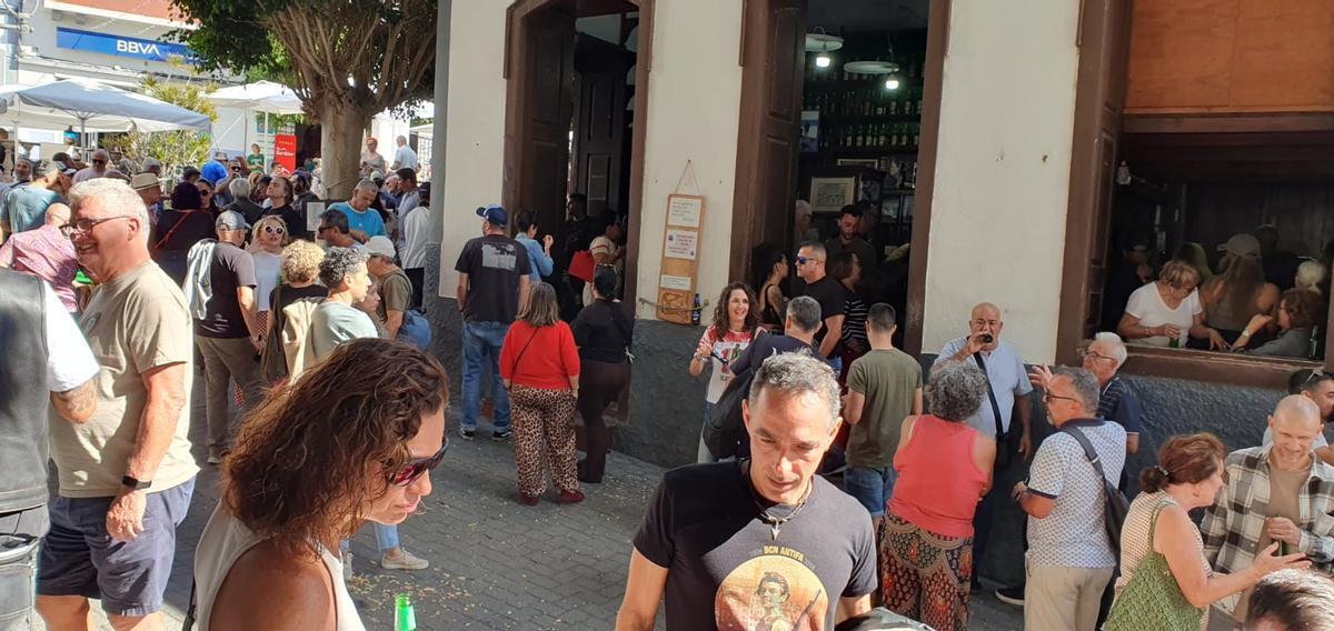 Clientes en el bar de 'el Perola' en Agaete, este domingo0