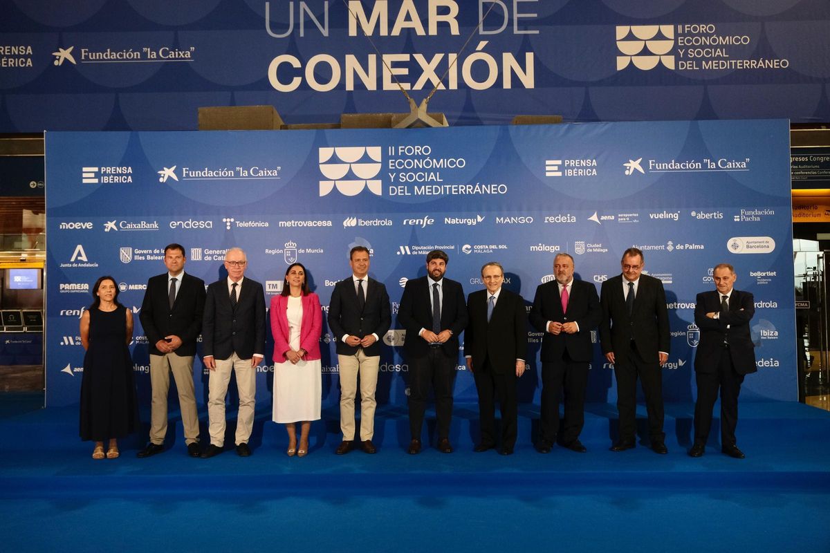 El presidente de Prensa Ibérica, Javier Moll, junto al presidente regional, Fernando López Miras, y consejos y concejales de la Región de Murcia.