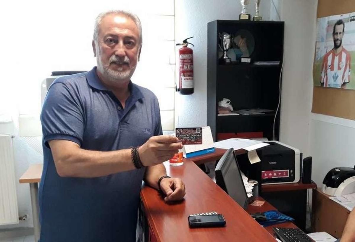 El delegado provincial de fútbol, Alfredo Rodríguez Santa Cecilia, con su carnet.