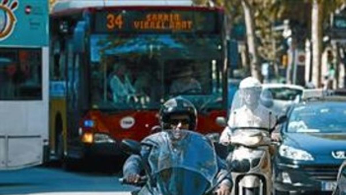 Un motorista circula por el carril bus-taxi de la Diagonal, el día 22.