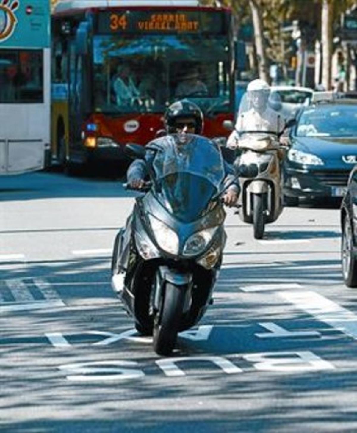 Un motorista circula pel carril bus-taxi de la Diagonal, el dia 22. Un motorista circula pel carril bus-taxi de la Diagonal, el dia 22.