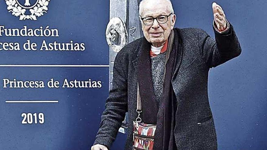 Peter Brook, a su llegada a Oviedo.