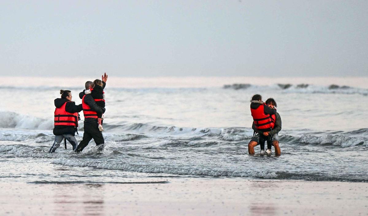 40 migrantes intentan cruzar en una barca hinchable desde la ciudad francesa de Gravelines hasta Gran Bretaña.