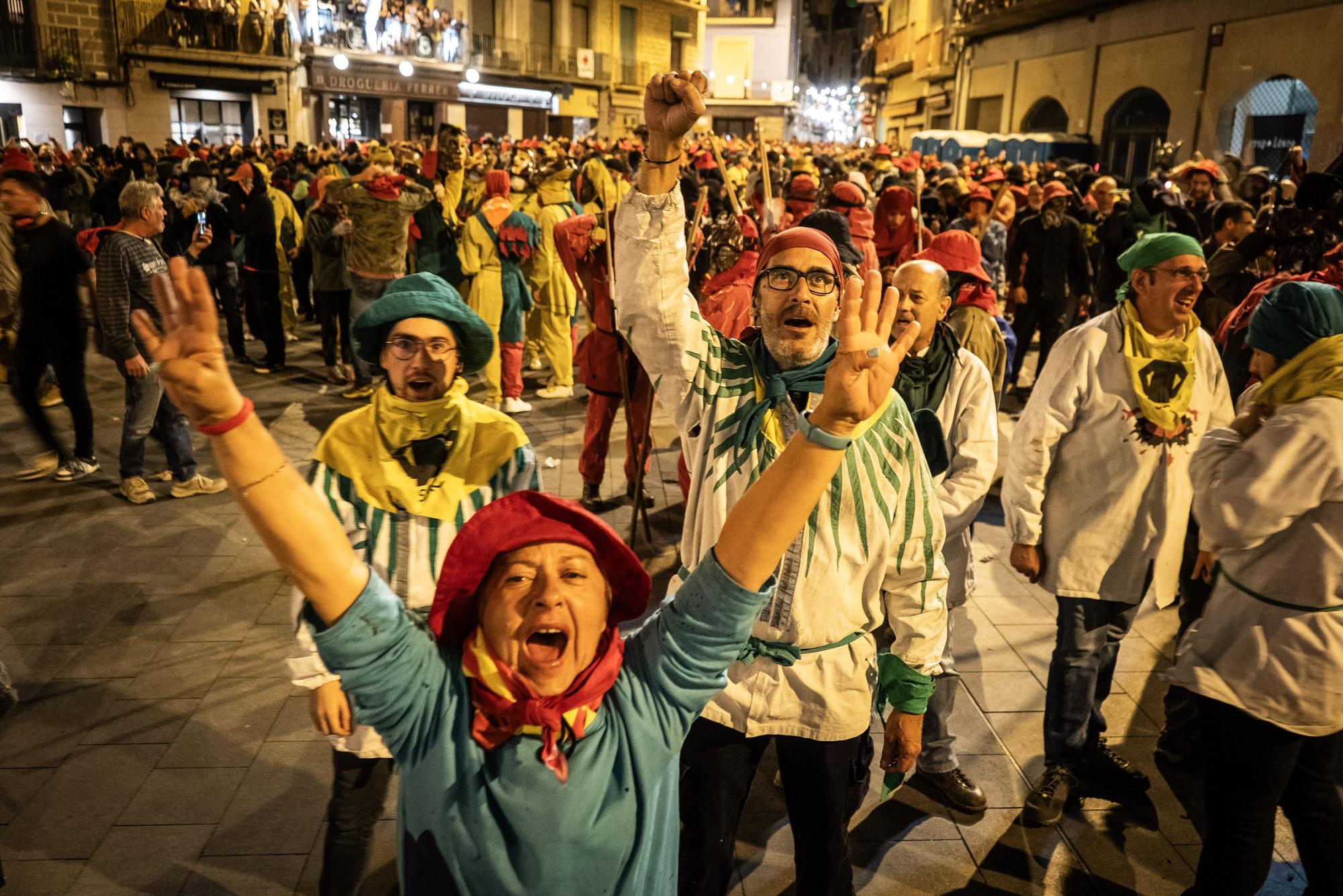 Un Correfoc multitudinari omple de pólvora i gresca el centre històric de Manresa