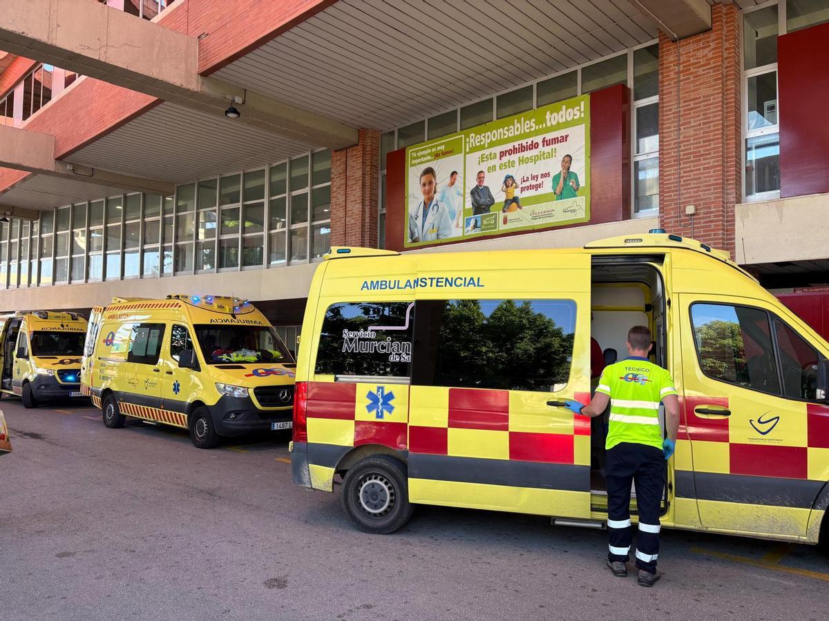 Ambulancias del 061 en el hospital Virgen de la Arrixaca, esta mañana