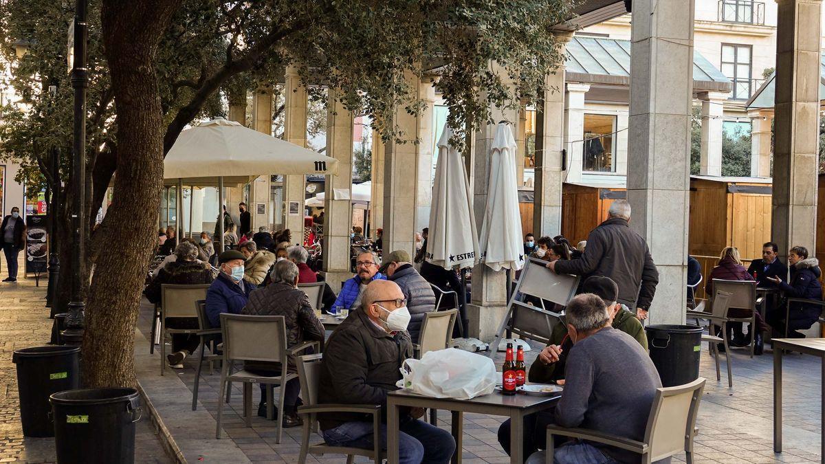 Imagen de archivo de las terrazas en la plaza Santa Clara de Castelló