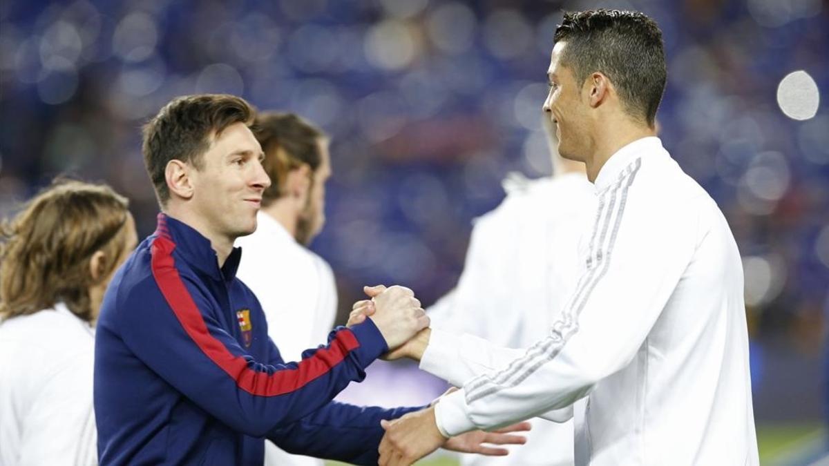 Messi y Cristiano se saludan en la previa del Barcelona-Real Madrid del pasado mes de abril