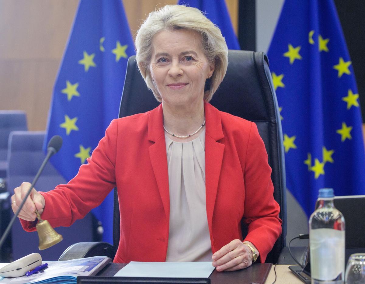 La presidenta de la Comisión Europea, Ursula von der Leyen, da inicio oficialmente a la reunión semanal del Colegio de la Comisión Europea en Bruselas