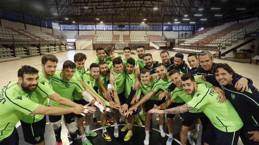 La plantilla del Levante UD FS posa para SUPER en el último entrenamiento en València antes de partir hacia Barcelona.