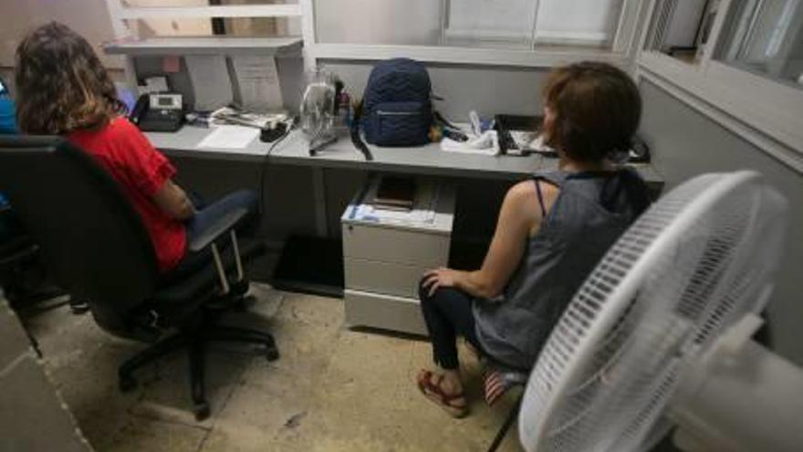 Los trabajadores del centro se llevan ventiladores.