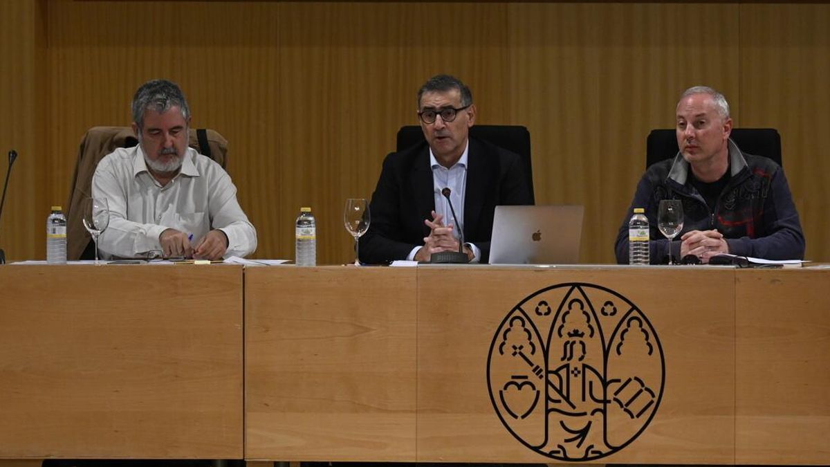 El rector de la UMU, José Luján, preside la mesa del Claustro