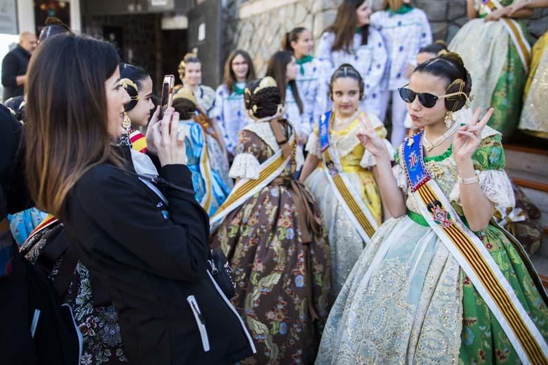 Visita de la fallera mayor infantil y la corte de honor a les Coves de Sant Josep