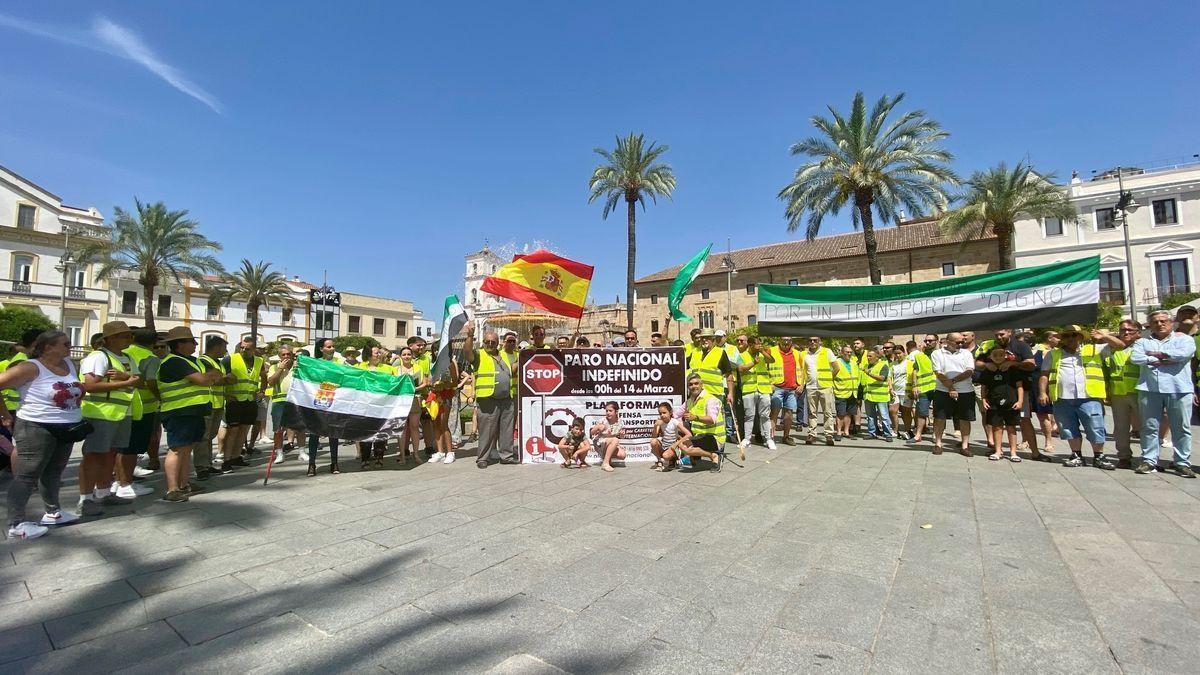 Concentración de transportistas, esta mañana en Mérida.