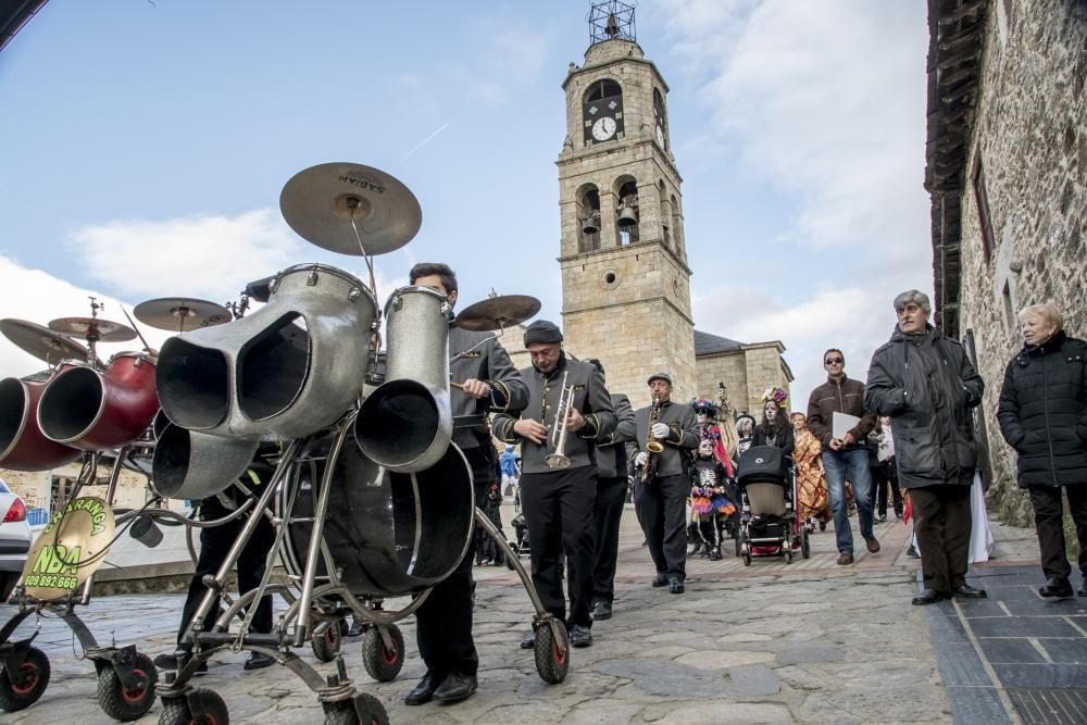 Desfile de carnaval en Puebla de Sanabria.