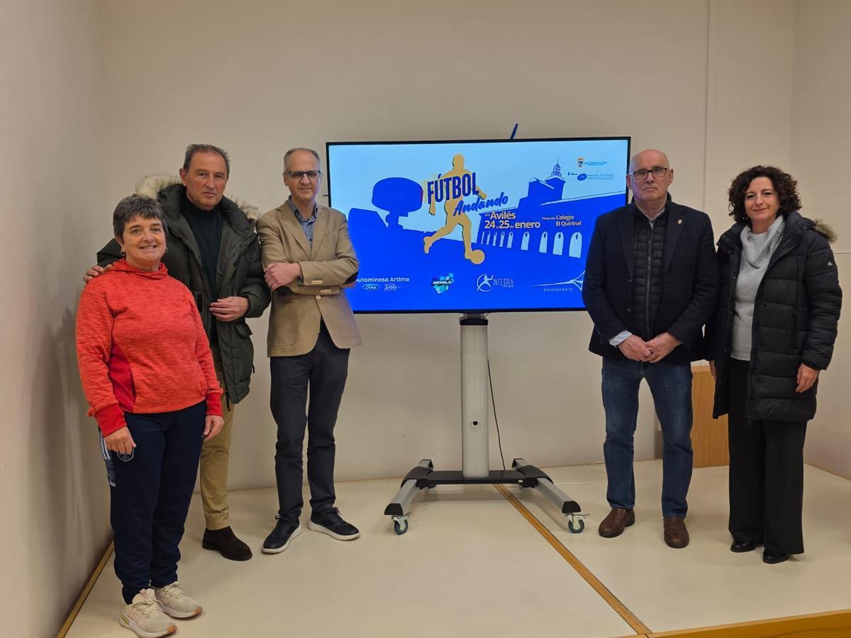 De izquierda a derecha, jugadora del EFRO Oviedo, Begoña Coronas, el vocal de la Junta Detectiva de la RFFPA, Juan Carlos García, el concejal de Deportes, Juan Carlos Guerrero, el presidente de la RFFPA, José Ramón Cuetos, y la jugadora del Navarro CF, Beatriz Carpintero.