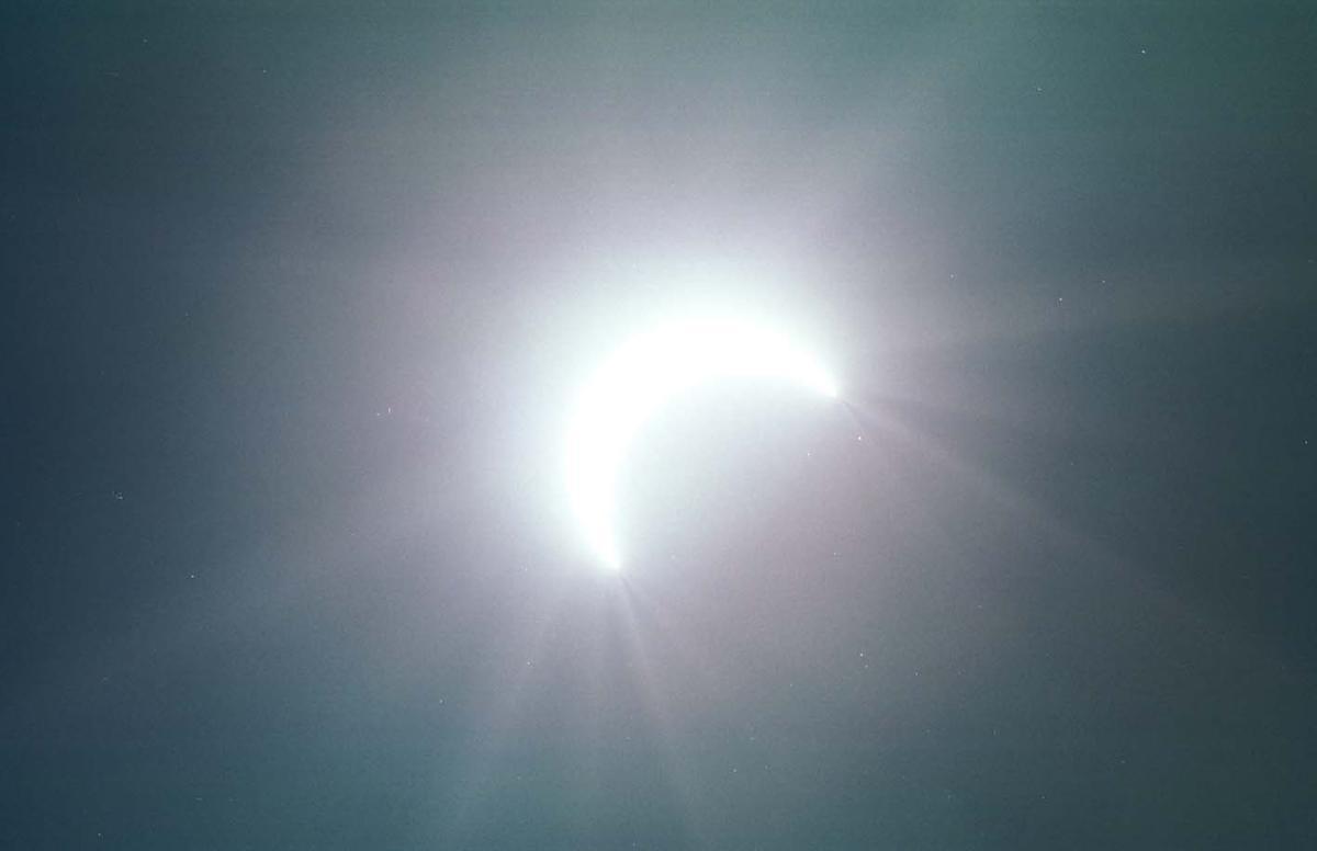 Imagen de un eclipse solar parcial observado en el cielo de Vigo en 1999.