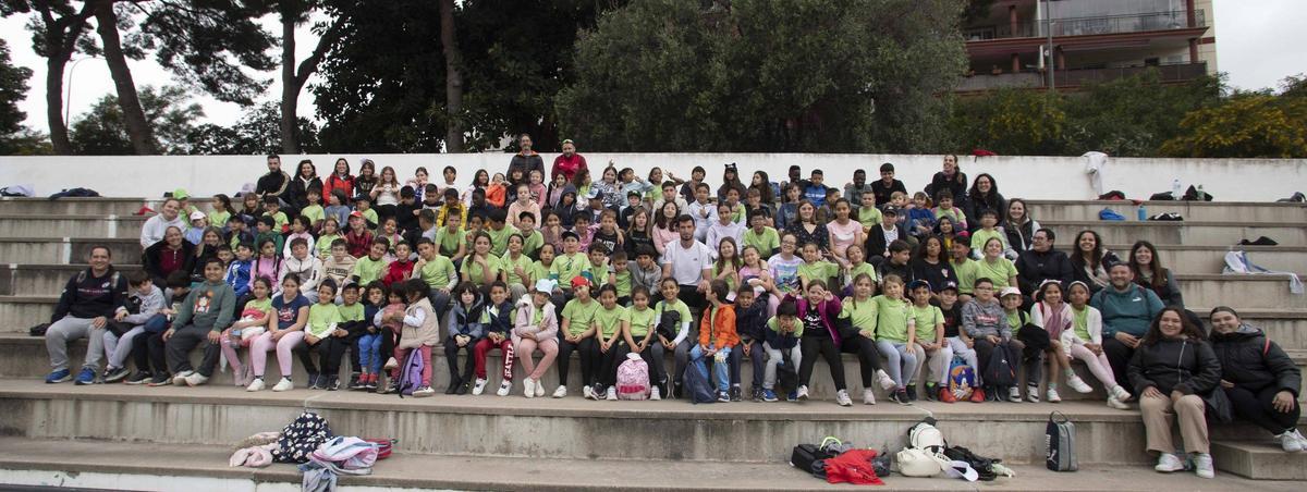 Quique Llopis posa con los escolares y docentes del CEIP Les Foies del Grau de Gandia