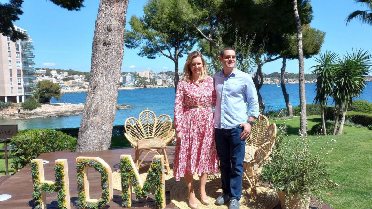 Lucía Serrado, directora del hotel, con el pastelero Lluís Pérez.