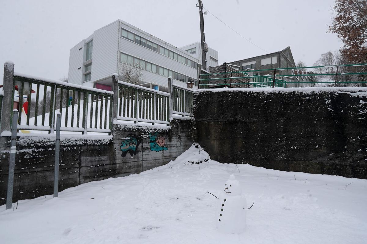 El colegio Pedrafita do Cebreiro cerrado tras la nevada caída sobre la ciudad