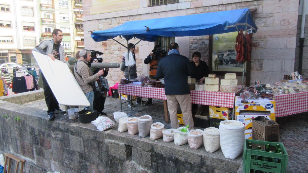 El chef José Andrés revoluciona "la plaza" de Cangas de Onís