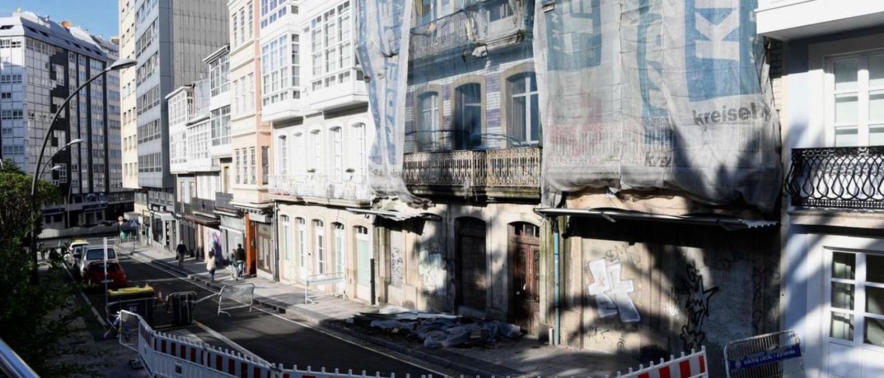 El edificio del número 8 de la calle Santa Lucía, vallado, con la calle cortada.