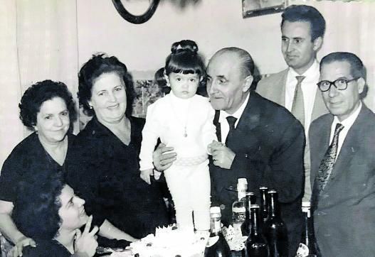 José García Pérez en 1962 con su hija Rosa Mari; su mujer, Rosa y sus padres.