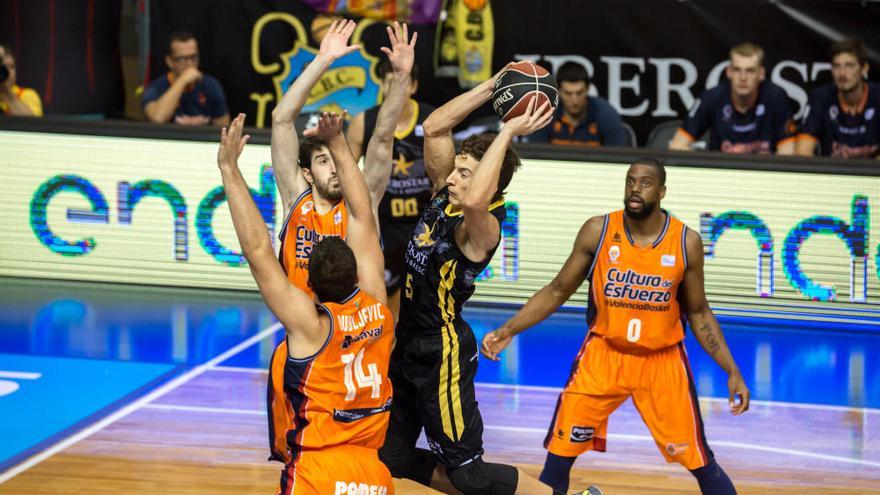 El Valencia Basket sabe sufrir para ganar en Tenerife