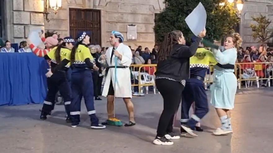 Polémica en la Cabalgata del Ninot: la Políca se molesta con un disfraz