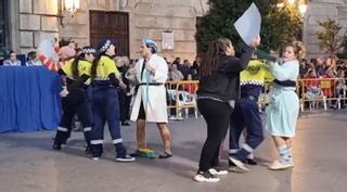 VÍDEO | Polémica en la Cabalgata del Ninot: la Políca se molesta con un disfraz