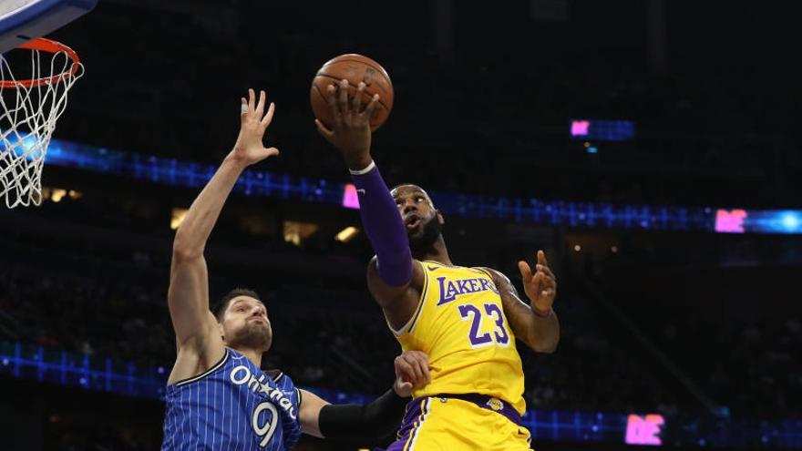 LeBron James, de los Lakers, ante los Heat de Miami.