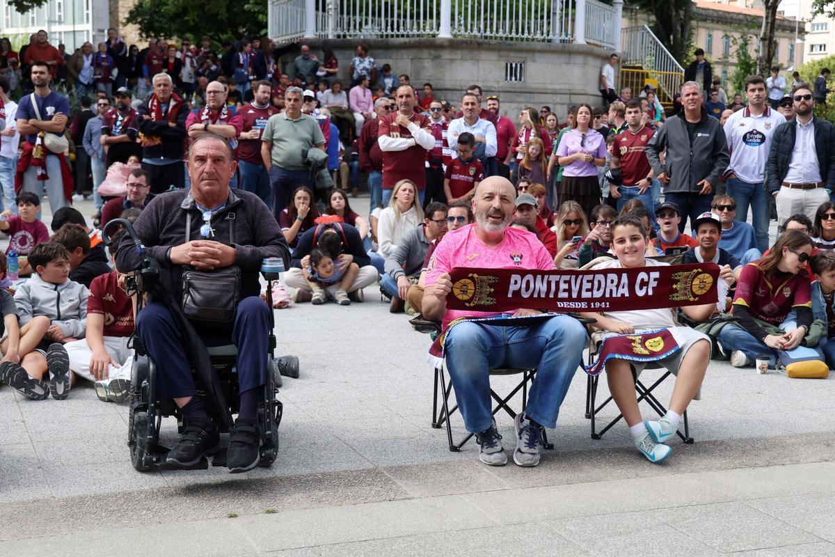 Aficionados del Pontevedra CF siguen el partido contra el Tenerife por pantalla gigante delante de la Diputación Provincial