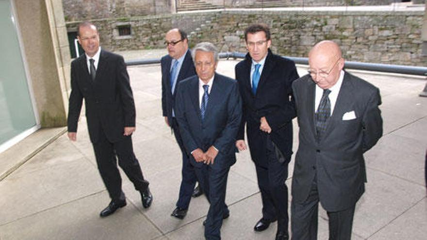 José Luis Pego, Javier García de Paredes, Julio Fernández Gayoso, Alberto Núñez Feijóo y Mauro Varela, poco antes de firmar la escrituras de la fusión de la caja única gallega. // Jorge Lea