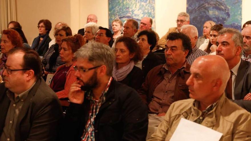 Asistentes a la inauguración de las jornadas del Camino de Santiago, ayer, en el Valdecarzana.