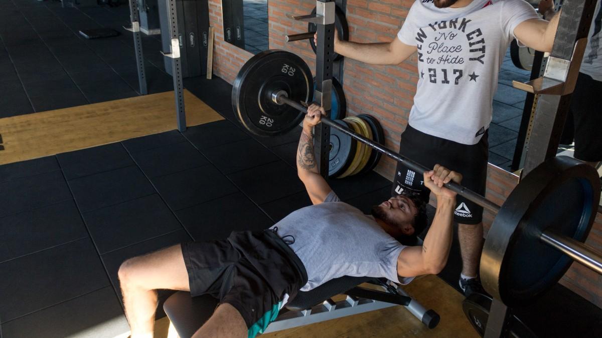 Press de banca de levantamiento de pesas olímpico powerlifting