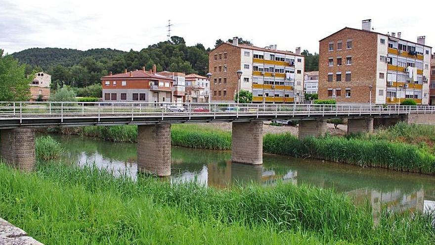 El pont connecta els dos marges del nucli de Valls de Torroella