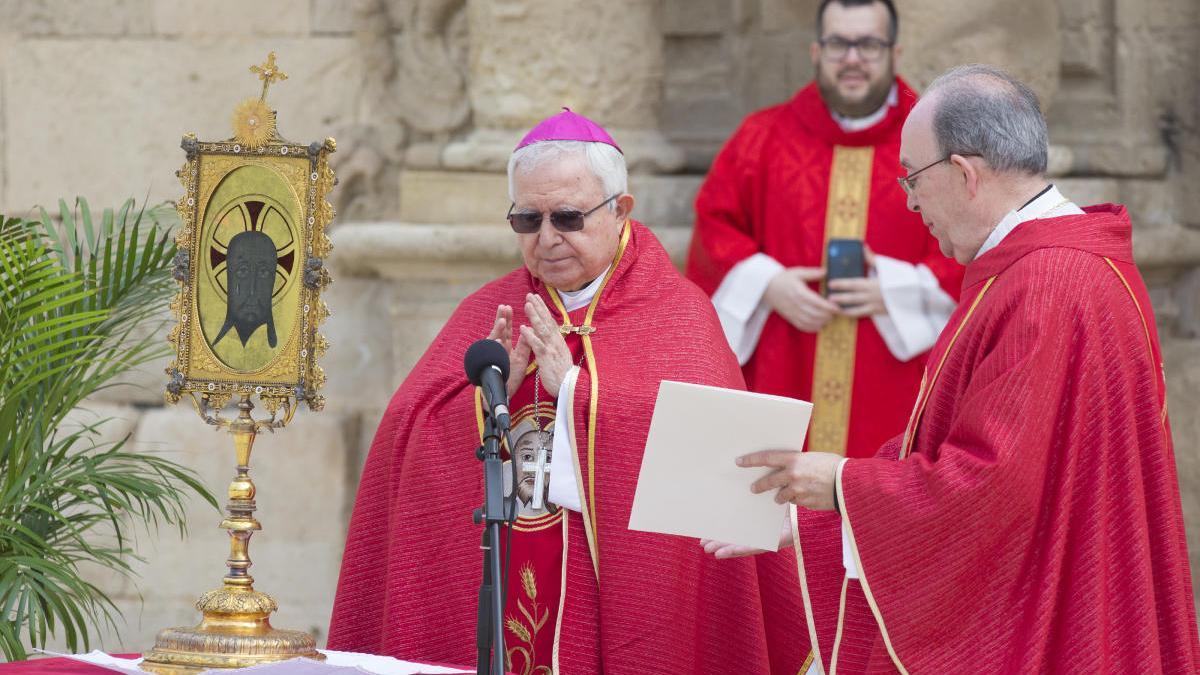 El obispo, durante la celebración de Santa Faz sin público el 23 de abril